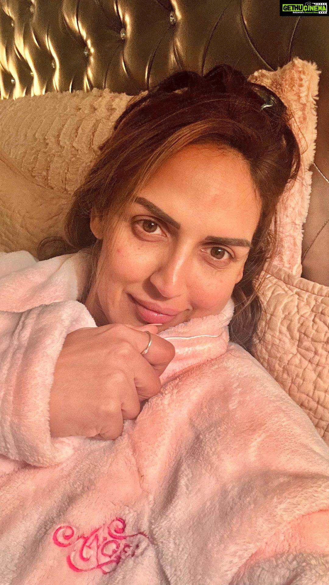 Esha Deol Instagram - Every mumbaikar ..❄️🍦currently freezing ….. Mumbai you are just too cool ! #mumbaikars #cozy #cozywinter #mumbaiwinters #coldweather #mumbaifeels #mumbaidiaries #ilovemumbai #january #winter #chill #chilliweather #nomakeup #eshadeol #gratitude 🧿♥️