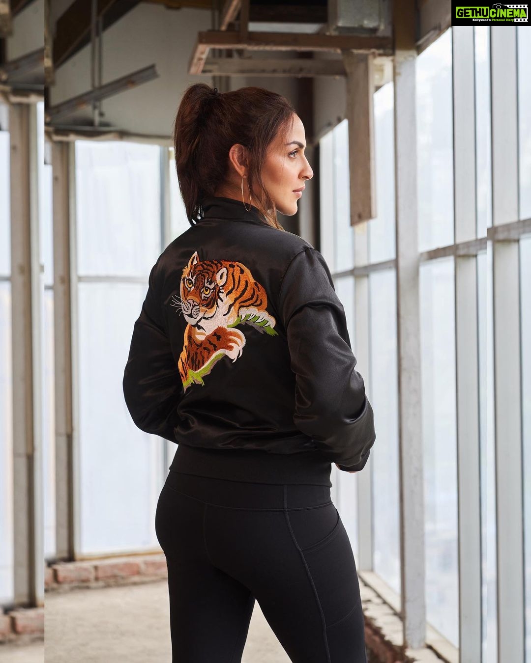 Esha Deol Instagram - Here’s looking at you 2023 💪🏼 Happy new year . Stay blessed, happy & healthy 👍🏼♥️🧿🤗🙏🏼 Photography @kevin.nunes.photography HMU @surve.jaya @_narendrajadhav_ Wearing @slystalloneshop #picoftheday #eshadeol #instafamily #happynewyear2023 #gratitude 🧿♥️