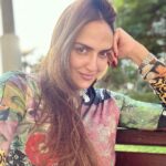 Esha Deol Instagram - Benching around the world somewhere 🌍♥️ #garden #naturelover #outdoors #park #bench #chillin #metime #december #2022 #eshadeol #picoftheday #gratitude ♥️🧿