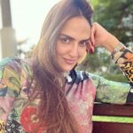 Esha Deol Instagram - Benching around the world somewhere 🌍♥️ #garden #naturelover #outdoors #park #bench #chillin #metime #december #2022 #eshadeol #picoftheday #gratitude ♥️🧿