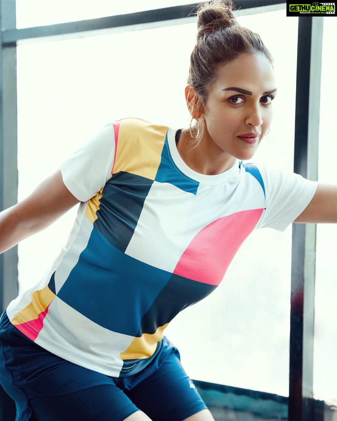 Esha Deol Instagram - Let self-improvement keep you soo busy that you have no time to criticise others. 👏 @engn.in #OwnYourGame #PerformBetter #WednesdayMotivation #PerformanceWear #ActiveWear #WomensFitness #HealthyLifestyle #WomensWear #Fit #EshaDeol #ENGN #EDT #stayfit 🧿♥️