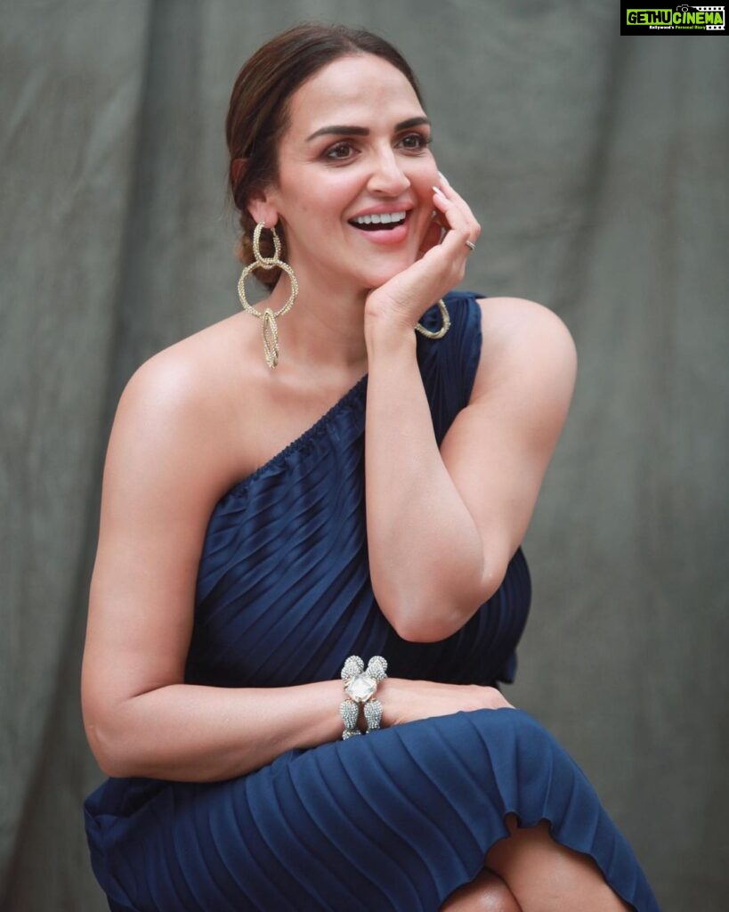 Esha Deol Instagram - If you find it hard to laugh at yourself , I would be happy to do it for you 😉🤭 ( truth - I laugh at myself a lot & it’s fun . Try it ) Here are some candid pictures which were clicked before we got the final shot . Fun moments with the team . 📸Photographer - @sahilsachdevaphotography 💄HMU - @ankitamanwanimakeupandhair @surve.jaya 👗Styled by - @priyaaa24 💃🏻Outfit - @pleatsbyaruni 💎Jewellery- @amamajewels 👠 shoes - @versace 👛 bag - @maisonvalentino ♥️Managed by -@palsandpeersentertainment 🕺🏼Staff - @shankarjadhav813 #laughter #keepitreal #smile #photoshoot #picoftheday #saturdayvibes #eshadeol #gratitude 🧿♥️