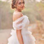 Esha Deol Instagram – Runaway bride vibes 😉@kevin.nunes.photography you really bring out the best in me 😍 thank you brother always love working with you 🤗🧿♥️👍🏼 

HMU – @ankitamanwanimakeupandhair @fatima_dsouza 

#picoftheday #whitegown #runawaybride #photography #eshadeol #gratitude 🧿♥️