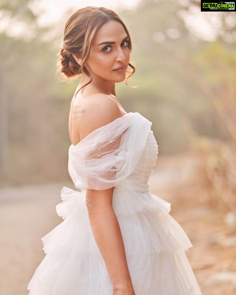 Esha Deol Instagram - Runaway bride vibes 😉@kevin.nunes.photography you really bring out the best in me 😍 thank you brother always love working with you 🤗🧿♥️👍🏼 HMU - @ankitamanwanimakeupandhair @fatima_dsouza #picoftheday #whitegown #runawaybride #photography #eshadeol #gratitude 🧿♥️