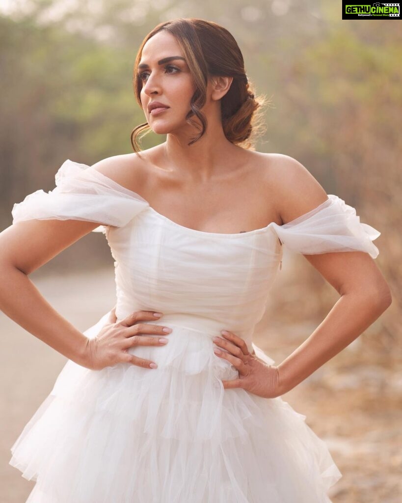 Esha Deol Instagram - Runaway bride vibes 😉@kevin.nunes.photography you really bring out the best in me 😍 thank you brother always love working with you 🤗🧿♥️👍🏼 HMU - @ankitamanwanimakeupandhair @fatima_dsouza #picoftheday #whitegown #runawaybride #photography #eshadeol #gratitude 🧿♥️