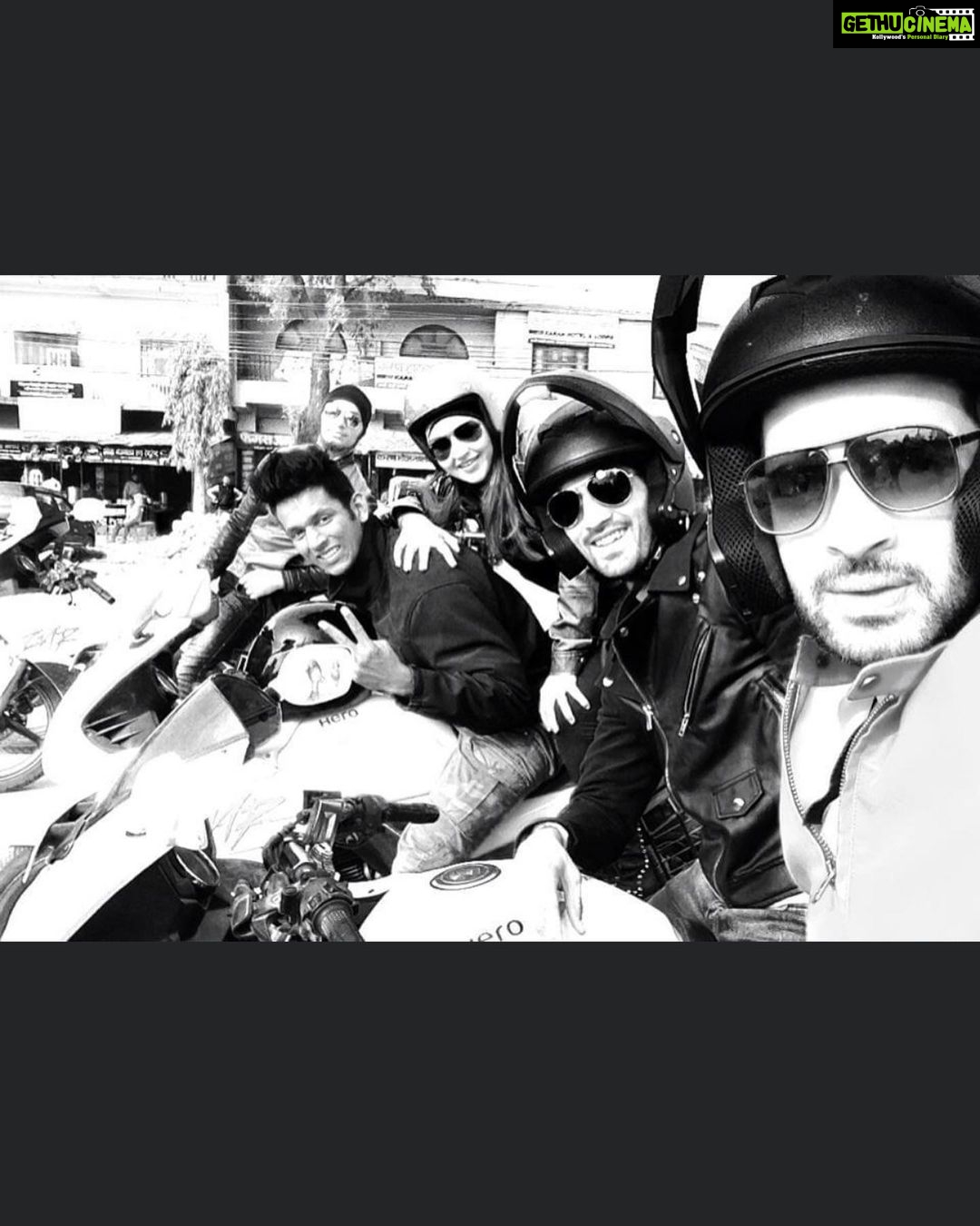 Esha Deol Instagram - Throwing it way back with these biker boys - road trip from Varanasi to Kathmandu 2015 with @kkundrra @rannvijaysingha @singhvijender @archisfreestyler #picofday #throwbackthursday #throwbackmemories #roadtrip #india #bikerlife #roadies #eshadeol #gratitude 🧿♥️