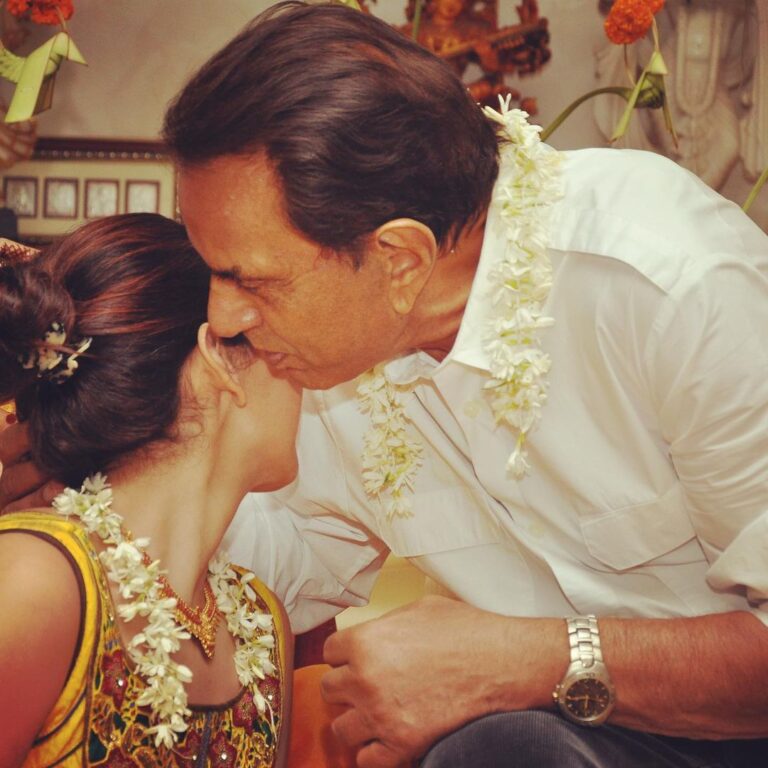 Esha Deol Instagram - Thick as thieves, best secret keeper & the best teddy bear hugs 🤗 love you papa ♥️ Happy fathers day 😍🧿 Wishing all a very happy fathers day. #happyfathersday #fatherdaughter #bestbond #mylove #mylife #loveyoupapa #dharmendra #eshadeol #gratitude 🧿♥️