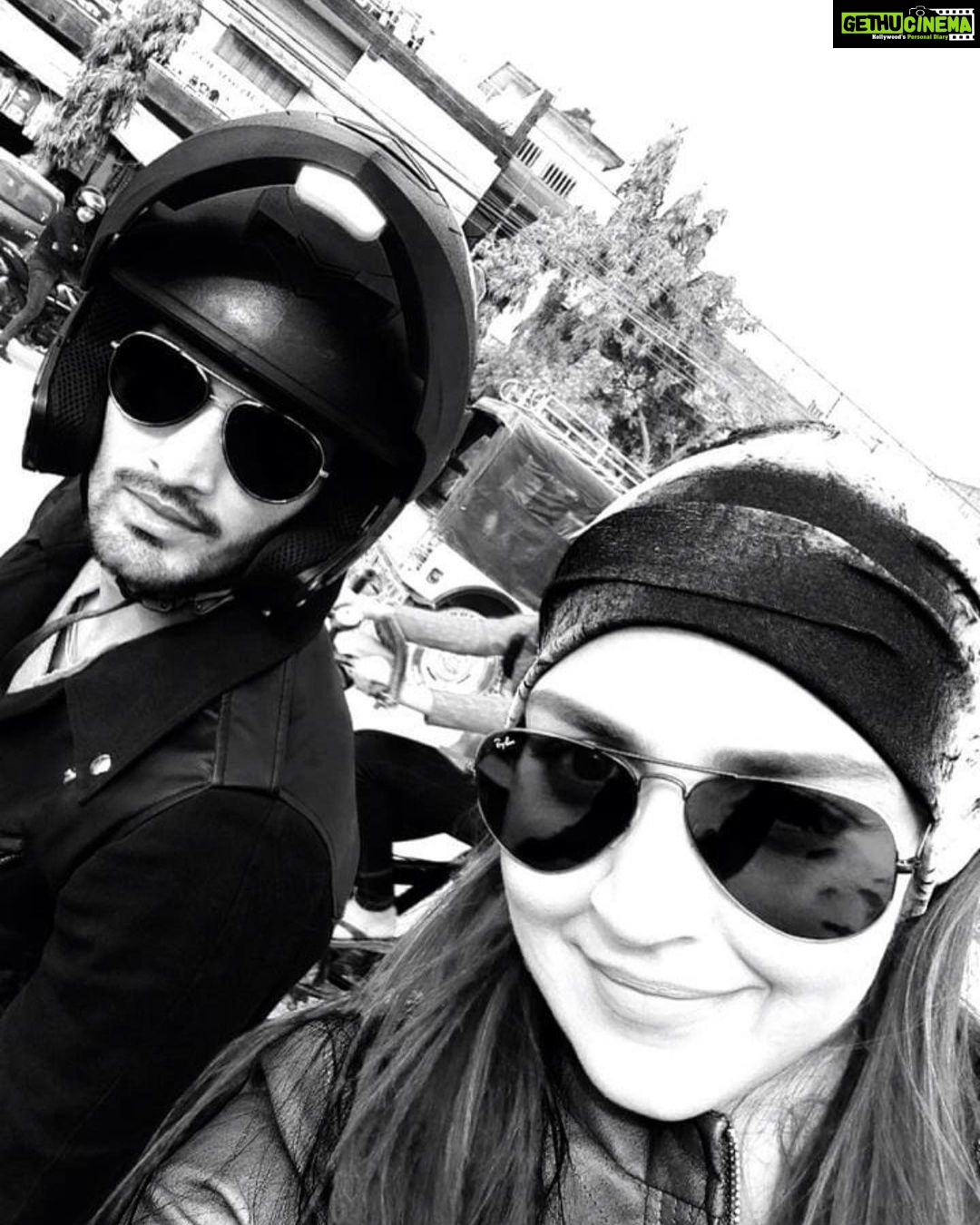 Esha Deol Instagram - Throwing it way back with these biker boys - road trip from Varanasi to Kathmandu 2015 with @kkundrra @rannvijaysingha @singhvijender @archisfreestyler #picofday #throwbackthursday #throwbackmemories #roadtrip #india #bikerlife #roadies #eshadeol #gratitude 🧿♥️