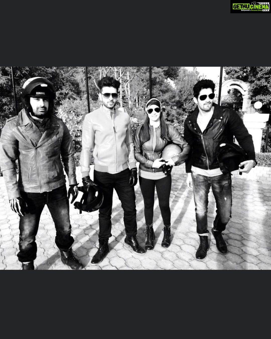 Esha Deol Instagram - Throwing it way back with these biker boys - road trip from Varanasi to Kathmandu 2015 with @kkundrra @rannvijaysingha @singhvijender @archisfreestyler #picofday #throwbackthursday #throwbackmemories #roadtrip #india #bikerlife #roadies #eshadeol #gratitude 🧿♥️