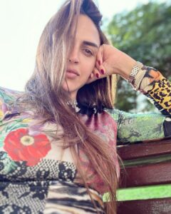 Esha Deol Instagram - Benching around the world somewhere 🌍♥️

#garden #naturelover #outdoors #park #bench #chillin #metime #december #2022 #eshadeol #picoftheday #gratitude ♥️🧿
