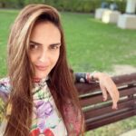 Esha Deol Instagram - Benching around the world somewhere 🌍♥️ #garden #naturelover #outdoors #park #bench #chillin #metime #december #2022 #eshadeol #picoftheday #gratitude ♥️🧿