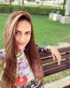 Esha Deol Instagram - Benching around the world somewhere 🌍♥️

#garden #naturelover #outdoors #park #bench #chillin #metime #december #2022 #eshadeol #picoftheday #gratitude ♥️🧿