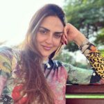 Esha Deol Instagram - Benching around the world somewhere 🌍♥️ #garden #naturelover #outdoors #park #bench #chillin #metime #december #2022 #eshadeol #picoftheday #gratitude ♥️🧿