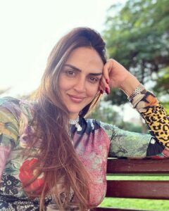 Esha Deol Instagram - Benching around the world somewhere 🌍♥️

#garden #naturelover #outdoors #park #bench #chillin #metime #december #2022 #eshadeol #picoftheday #gratitude ♥️🧿