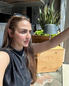 Esha Deol Instagram - Here’s looking at you July 🫶🏼
Keep it simple keep it real ! 

#july #mumbairains #monsoon #traveldiaries #nofilter #keepingitclassy #eshadeol #gratitude ♥️🧿