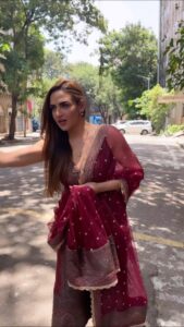 Esha Deol Instagram - Jaanum समझा करो ….. 😍 Actor- Director conversations are most of the times this way.. loud animated actions that only we understand 😄 An absolutely wonderful director to work with @sachinsaraf09 🙏🏼♥️ #onset #filming मैं #onset #filming #director #oneofthosedays #mainthefilm #actorslife #action #eshadeol #esha #shoot #gettingready #shootlife #work #mainfilm #trend #explore #trendingreels #reelkarofeelkaro #reelitfeelit #explorepage #look #character #gratitude ♥️🧿