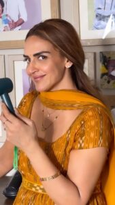 Esha Deol Instagram - Every mumbaikar right now 😅 Beat the heat ! #onset #filming of मैं #filminginmumbai #summervibes #filmshoot #summer #summertime #mumbaisummer #oneofthosedays #mainthefilm #onset #hotweather #actorslife #funnyface #action #eshadeol #esha #shoot #gettingready #shootlife #work #mainfilm #trend #explore #trendingreels #reelkarofeelkaro #reelitfeelit #explorepage #look #character #gratitude ♥️🧿
