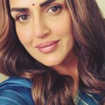 Esha Deol Instagram – When you are having a tough time keeping a straight face on set at work. 
#mondaymotivation #mondayblues 😋

#oneofthosedays #mainthefilm #onset #actorslife #funnyface #action #eshadeol #esha #shoot #gettingready #shootlife #work #mainfilm #trend #explore #trendingreels #reelkarofeelkaro #reelitfeelit #explorepage #look #character #gratitude ♥️🧿
