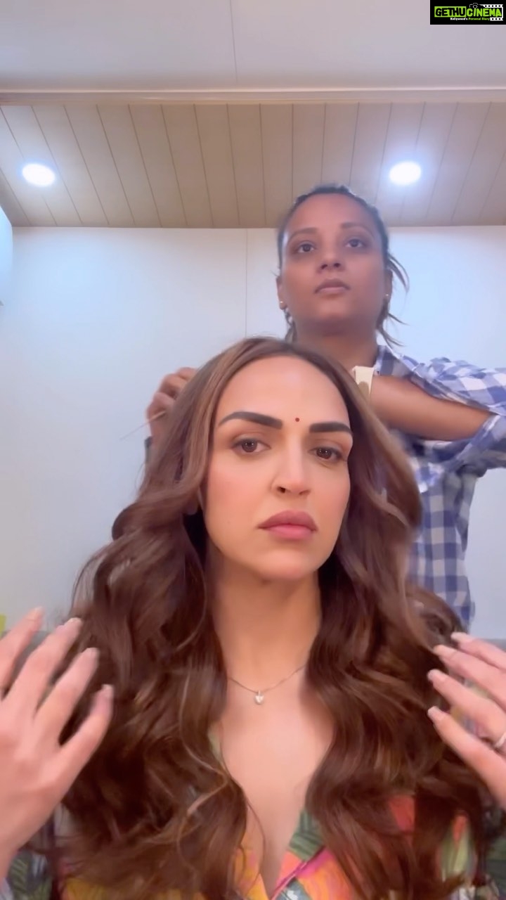 Esha Deol Instagram - Work it baby ♥️ #workingsunday HMU @_narendrajadhav_ @fatima_dsouza @shankarjadhav813 Managed by @palsandpeersentertainment #eshadeol #esha #sunday #shoot #gettingready #shootlife #vanityvan #vanity #mirror #sundayshoot #work #mainfilm #trend #explore #explorepage #look #character #gratitude ♥️🧿