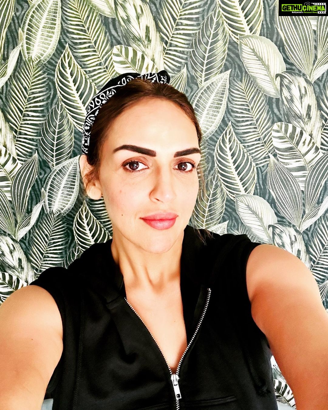 Esha Deol Instagram - Bandana girl ππ Ready set go ! Itβs Monday ππΌ #shootlife #mondaymotivation #readysetgo #workmode #shootlife #photooftheday #bandanagirl #mondayvibes #offtowork #eshadeol #gratitude π§Ώβ₯οΈ