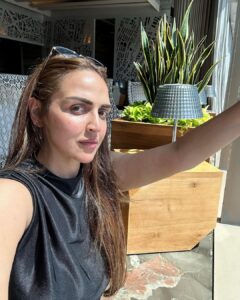 Esha Deol Instagram - Here’s looking at you July 🫶🏼
Keep it simple keep it real ! 

#july #mumbairains #monsoon #traveldiaries #nofilter #keepingitclassy #eshadeol #gratitude ♥️🧿