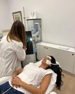 Esha Gupta Instagram - ✨thank you @dra.caminoguallar for taking care of my skin with love, the best in #madrid 🫶🏽 Clínica dra.espallargas