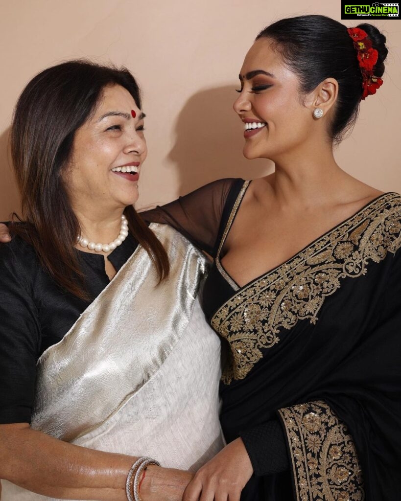 Esha Gupta Instagram - "माँ" कितना भी लिखा उसके लिए कम है, सच ये है कि 'मां' तू है तो हम है.." Happy birthday Ma Thank you @dinesh_ahuja for my fav pic