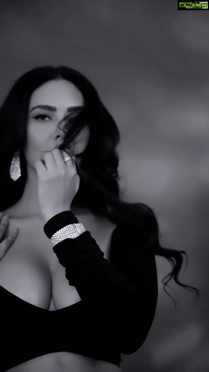 Esha Gupta Instagram - Video by @rishabhbhatnagar007 Outfit @renwa_official Jewels @mahesh_notandass Styled by @chandiniw @stacey.cardoz Makeup @billymanik81 Hair @chettiarqueensly