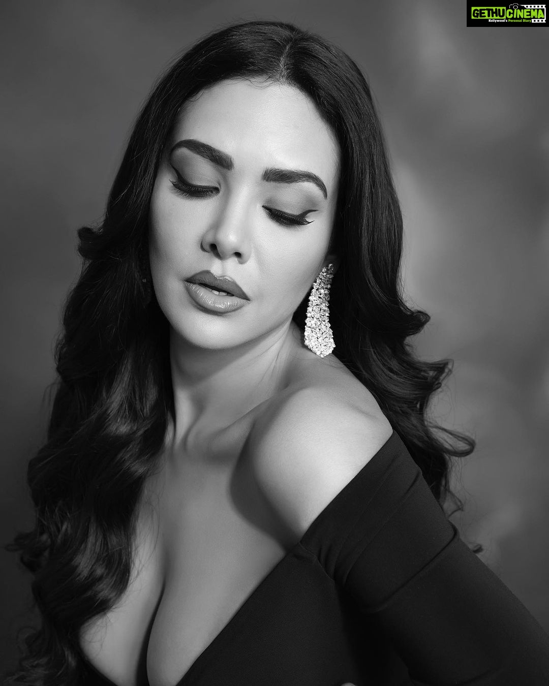 Esha Gupta Instagram - Stardust nights ✨ Outfit @renwa_official Jewels @mahesh_notandass Shoes @louboutinworld Shot by @shivamguptaphotography Makeup @billymanik81 Hair @chettiarqueensly Styled by @chandiniw @stacey.cardoz @iambidipto_