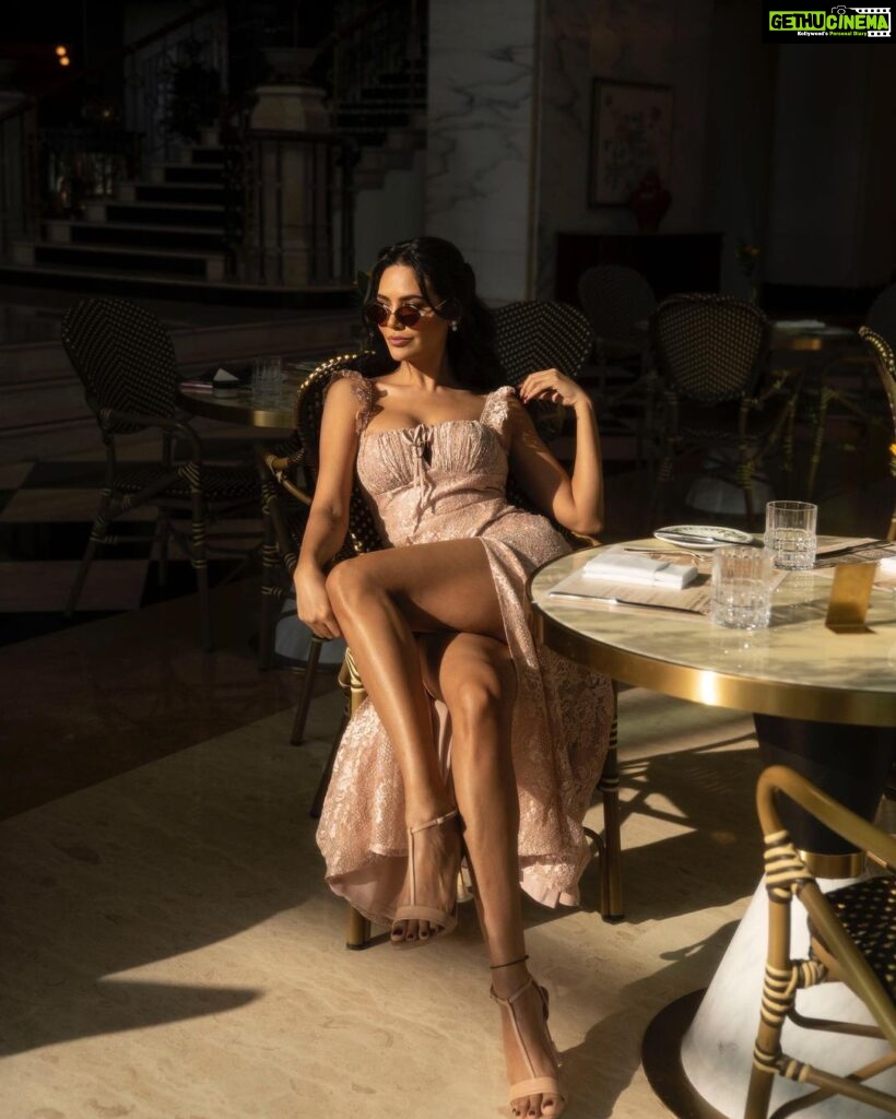 Esha Gupta Instagram - Feels like summer under this sun 🇶🇦 Shot by #Raffeed @libarotor Makeup @theglamlab_bysakshi Hair @hairstylist_kany Outfit @shehlaakhan @shehlak_ Styled by @sonika_grover Jewels @hybajewels @ritzcarltondoha The Ritz-Carlton, Doha