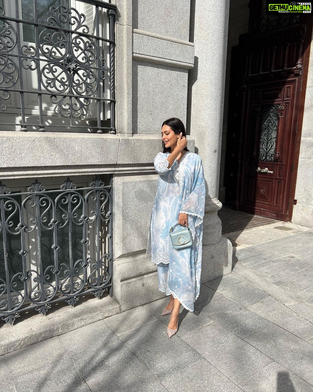 Esha Gupta Instagram - हर हर महादेव! महाशिवरात्रि की आपको शुभकामनाएं Geeta Ashram
