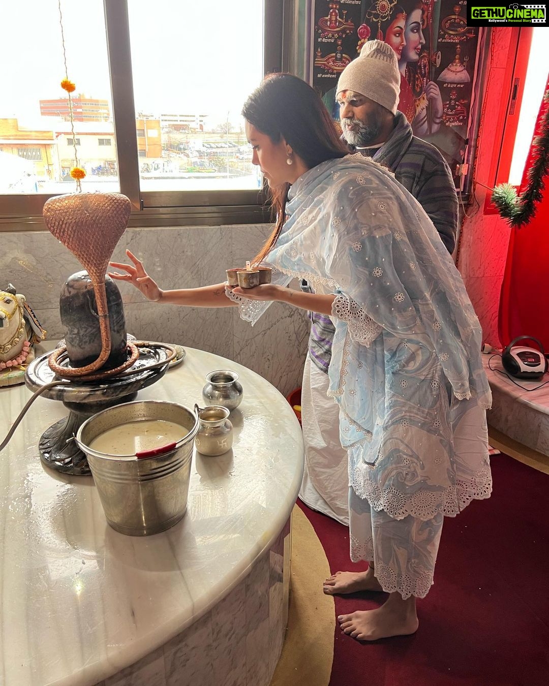 Esha Gupta Instagram - हर हर महादेव! महाशिवरात्रि की आपको शुभकामनाएं Geeta Ashram