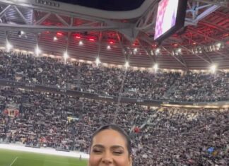 Esha Gupta Instagram - It’s always a special moment when receiving a Juventus shirt 😄🤍🖤 Allianz Stadium