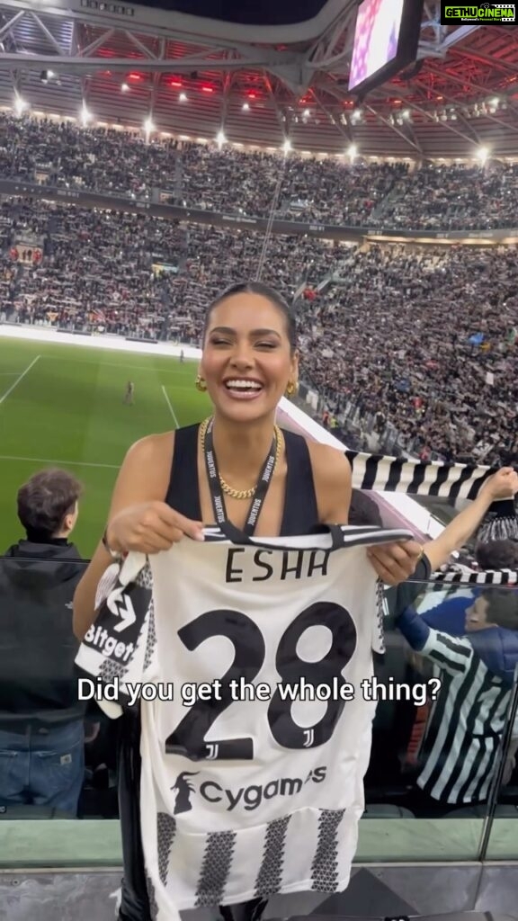 Esha Gupta Instagram - It’s always a special moment when receiving a Juventus shirt 😄🤍🖤 Allianz Stadium