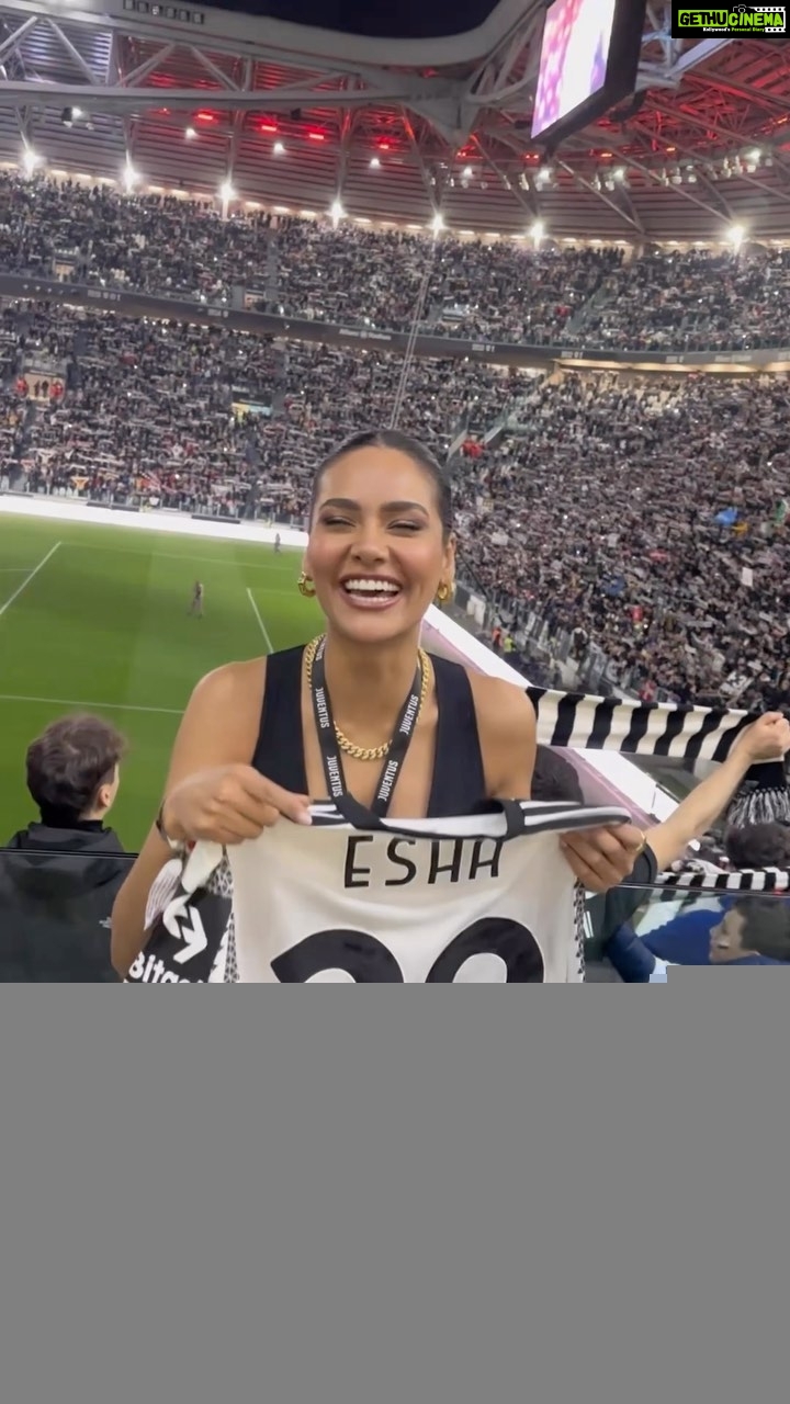 Esha Gupta Instagram - It’s always a special moment when receiving a Juventus shirt 😄🤍🖤 Allianz Stadium