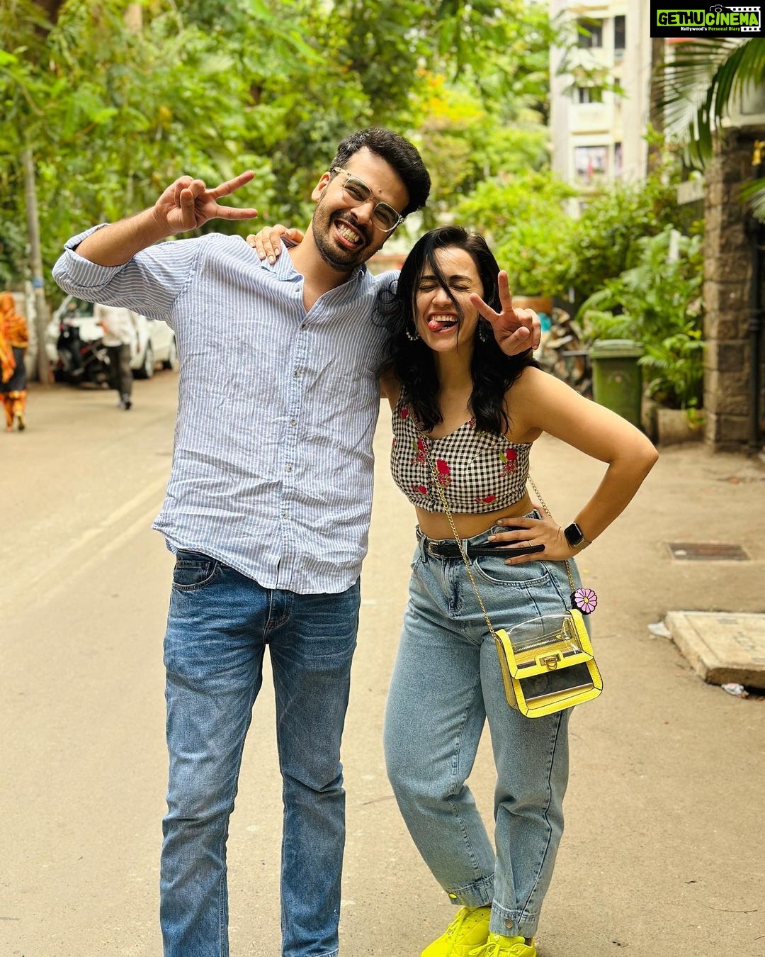 Esha Kansara Instagram - Perfect relationship of being βkabhi sautan kabhi saheliβ does exist πβ€οΈ look at me and @aawaramusafir πππβ€οΈβ€οΈ Happy birthday kid! 31 ke ho gaye. Ab ho jao badey ππ»ββοΈπ