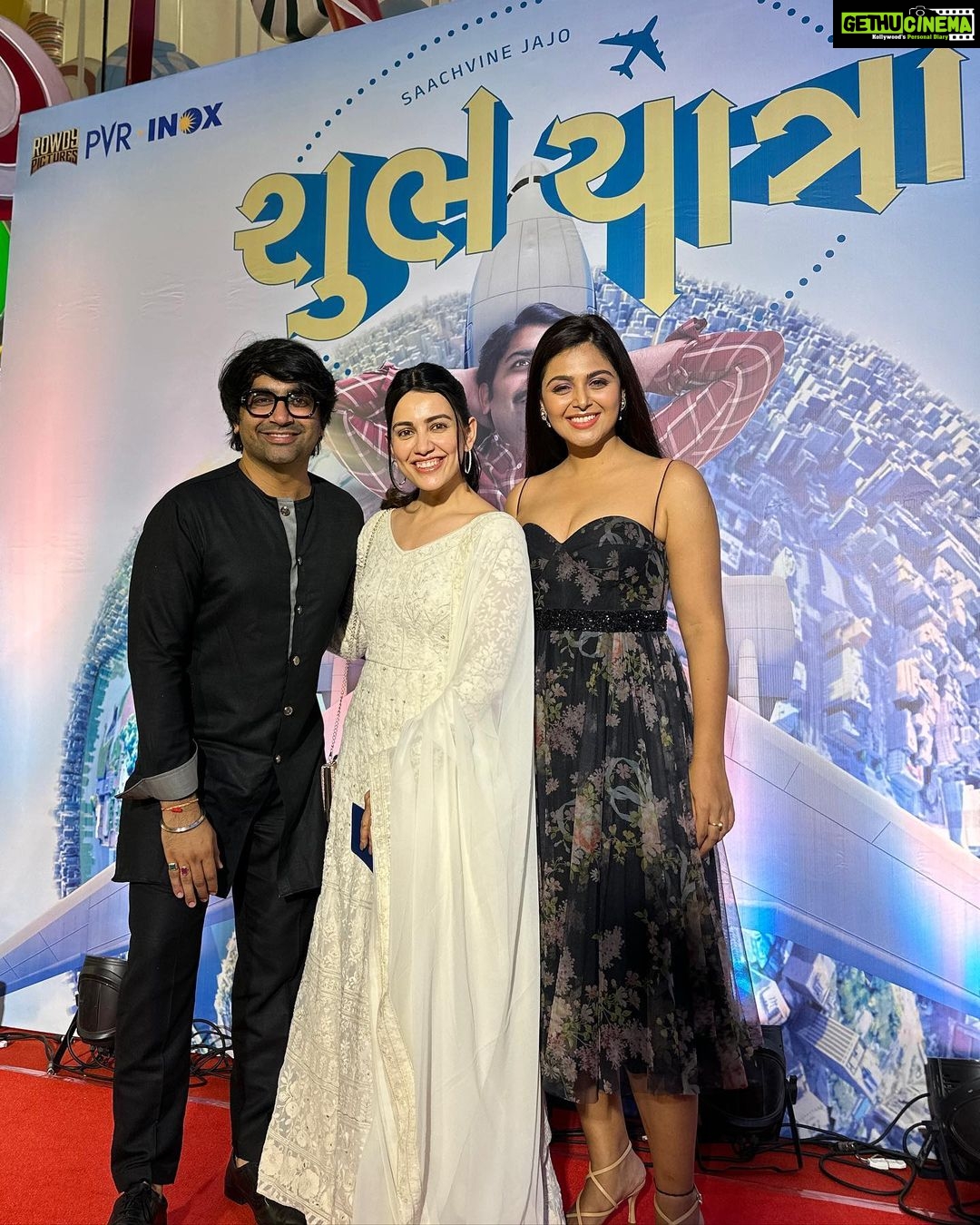 Esha Kansara Instagram - What a fun night last night with this beautiful film #shubhyatra ❤️ I’m no critic, but let’s not forget to appreciate good films 🤍🤍🤍Shubh yatra in cinemas now! 🥳@manish.saini035 @jayvbhatt @malhar028 @monal_gajjar @hemin_hht143 @kedarandbhargav Kudos to everyone 💪🤗