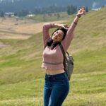 Esha Kansara Instagram - Summing up my Kashmir trip from Evershine Nagar ! ❤️🌸🤍🥰😎