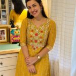 Esha Kansara Instagram - Remember Rinku on my feed? Ye hai Rinku aur uska parivaar! 😄😆
