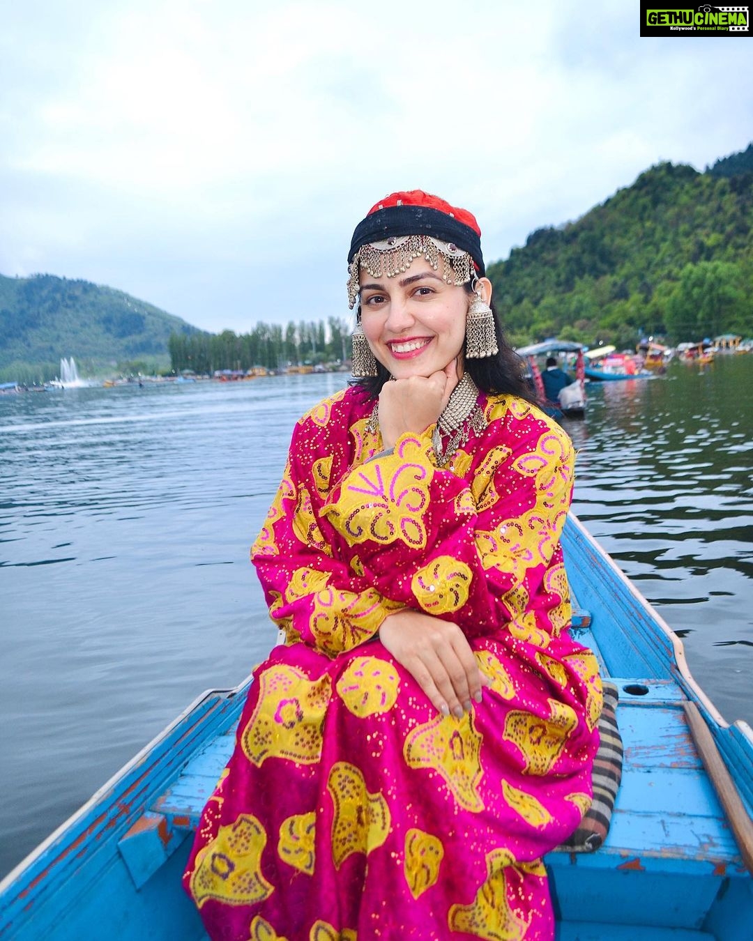 Esha Kansara Instagram - Alexa play “Bumbro Bumbro” from Mission Kashmir, coz Instagram apparently doesn’t have it 🫡🤦♀️🙈 Dal Lake, Srinagar