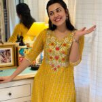 Esha Kansara Instagram - Remember Rinku on my feed? Ye hai Rinku aur uska parivaar! 😄😆