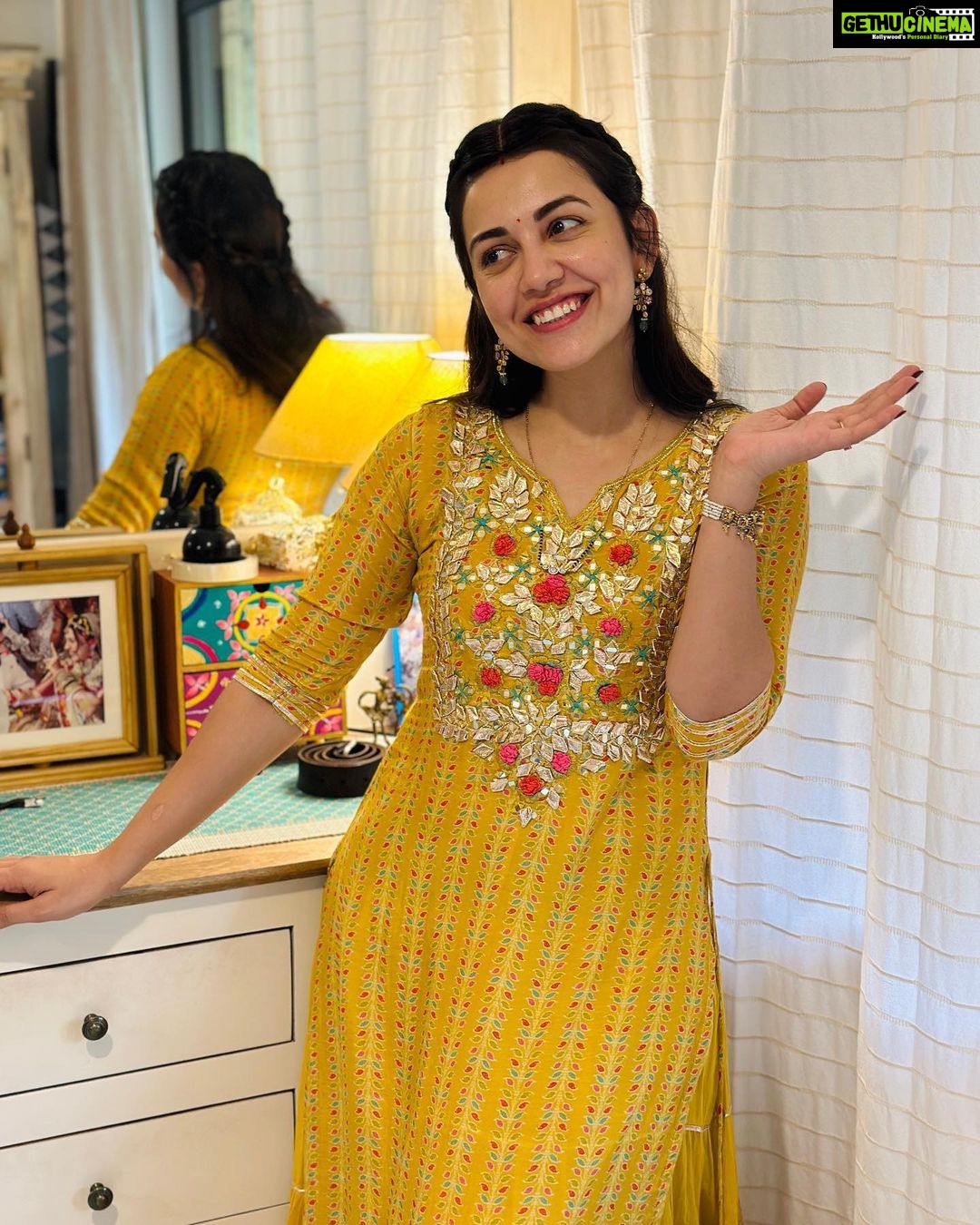 Esha Kansara Instagram - Remember Rinku on my feed? Ye hai Rinku aur uska parivaar! 😄😆