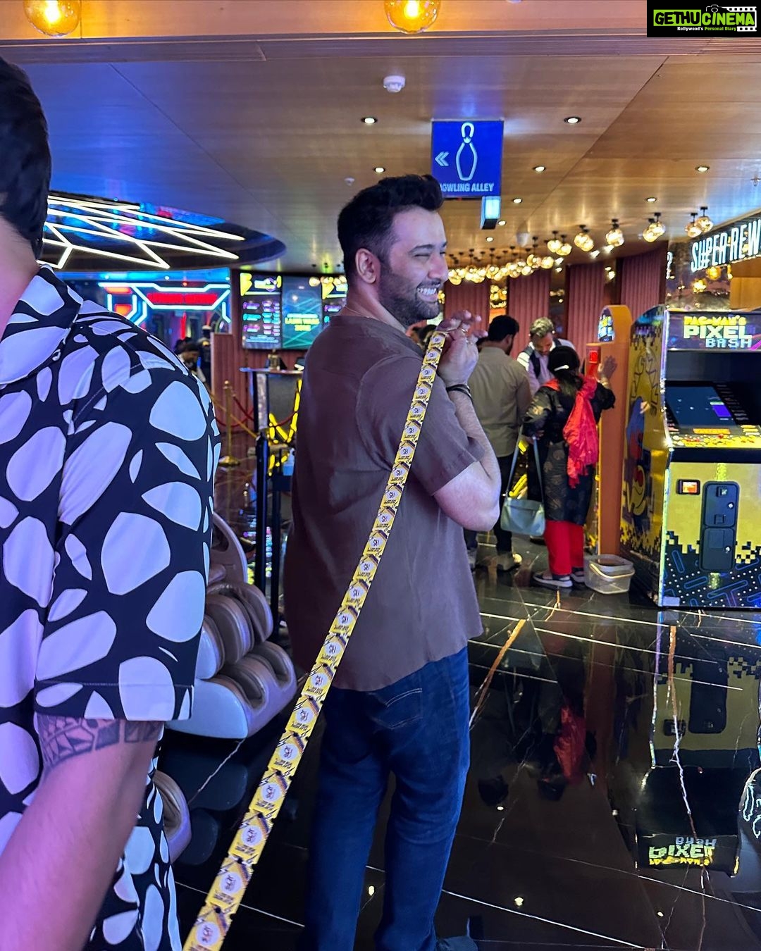 Esha Kansara Instagram - Perfect relationship of being βkabhi sautan kabhi saheliβ does exist πβ€οΈ look at me and @aawaramusafir πππβ€οΈβ€οΈ Happy birthday kid! 31 ke ho gaye. Ab ho jao badey ππ»ββοΈπ