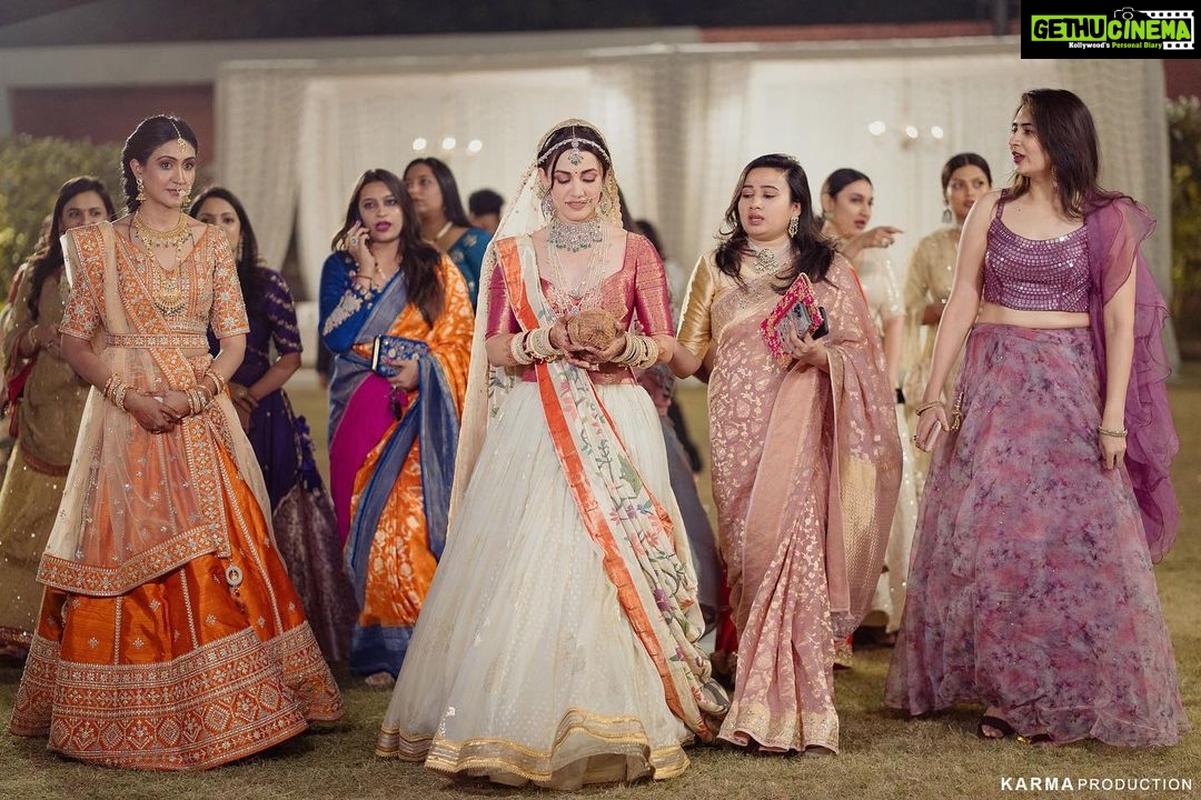 Esha Kansara Instagram - To my most fav girls, who held me tight and made sure my tears din’t ruin my make up 🤣🤓❤️❤️I love you all soo sooooo much 🌸🌸🌸 (jinke sath photos nahi hai, im yet to see all the pictures but I thank you all😆🤦♀️) 📸- @karmaproduction_india
