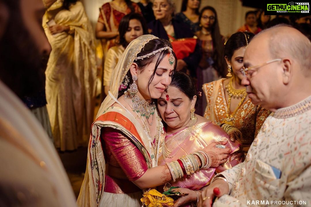 Esha Kansara Instagram - To my most fav girls, who held me tight and made sure my tears din’t ruin my make up 🤣🤓❤️❤️I love you all soo sooooo much 🌸🌸🌸 (jinke sath photos nahi hai, im yet to see all the pictures but I thank you all😆🤦♀️) 📸- @karmaproduction_india