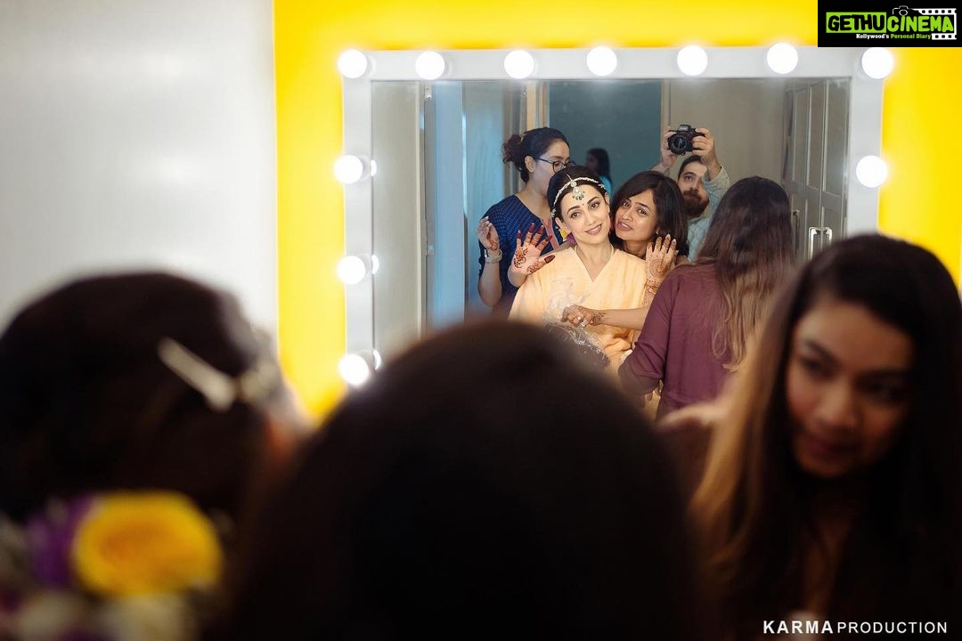 Esha Kansara Instagram - To my most fav girls, who held me tight and made sure my tears din’t ruin my make up 🤣🤓❤️❤️I love you all soo sooooo much 🌸🌸🌸 (jinke sath photos nahi hai, im yet to see all the pictures but I thank you all😆🤦♀️) 📸- @karmaproduction_india