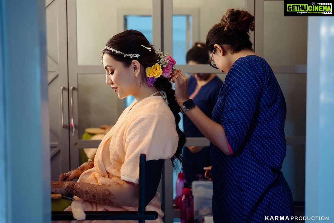 Esha Kansara Instagram - To my most fav girls, who held me tight and made sure my tears din’t ruin my make up 🤣🤓❤️❤️I love you all soo sooooo much 🌸🌸🌸 (jinke sath photos nahi hai, im yet to see all the pictures but I thank you all😆🤦♀️) 📸- @karmaproduction_india