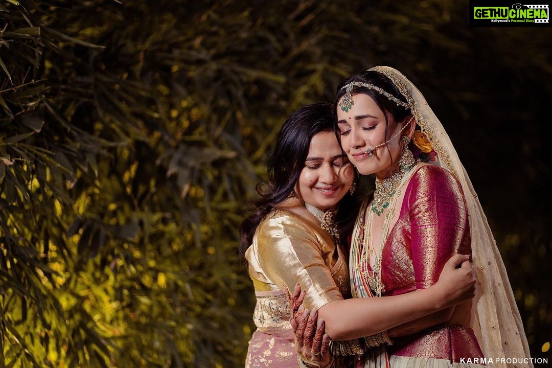 Esha Kansara Instagram - To my most fav girls, who held me tight and made sure my tears din’t ruin my make up 🤣🤓❤️❤️I love you all soo sooooo much 🌸🌸🌸 (jinke sath photos nahi hai, im yet to see all the pictures but I thank you all😆🤦♀️) 📸- @karmaproduction_india