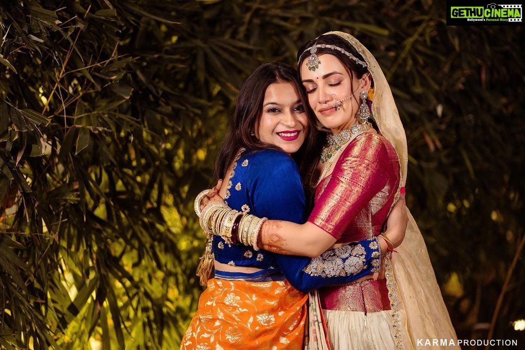 Esha Kansara Instagram - To my most fav girls, who held me tight and made sure my tears din’t ruin my make up 🤣🤓❤️❤️I love you all soo sooooo much 🌸🌸🌸 (jinke sath photos nahi hai, im yet to see all the pictures but I thank you all😆🤦♀️) 📸- @karmaproduction_india