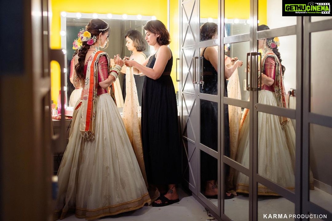 Esha Kansara Instagram - To my most fav girls, who held me tight and made sure my tears din’t ruin my make up 🤣🤓❤️❤️I love you all soo sooooo much 🌸🌸🌸 (jinke sath photos nahi hai, im yet to see all the pictures but I thank you all😆🤦♀️) 📸- @karmaproduction_india